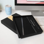 HL 9041 N - SET DE LIBRETA JINSEI NEGRO (NEGRO - CURPIEL Y METAL LIBRETA - ACERO INOXIDABLE BOLIGRAFO) - Imagen 4