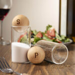 KTC 850 BE - SET DE SALERO Y PIMENTERO BENITO BEIGE (BEIGE - MADERA - VIDRIO) - Imagen 6