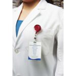 PORTAGAFETE RETRÁCTIL ROJO TRASLUCIDO PRO 027 R (PLÁSTICO) - Imagen 2