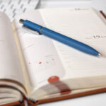 RQ 025 A - BOLÍGRAFO RUCHKA AZUL (AZUL - ALUMINIO) - Imagen 4