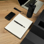 SET 022 N - SET MARMARIS (NEGRO - PAPEL ITALIANO PREMIUM CAJA - ACERO INOXIDABLE, PLASTICO, SILICON TERMO - CURPIEL LIBRETA - ACERO INOXIDABLE BOLIGRAFO - PLASTICO POWER BANK - CURPIEL, METAL LLAVERO) - Imagen 8